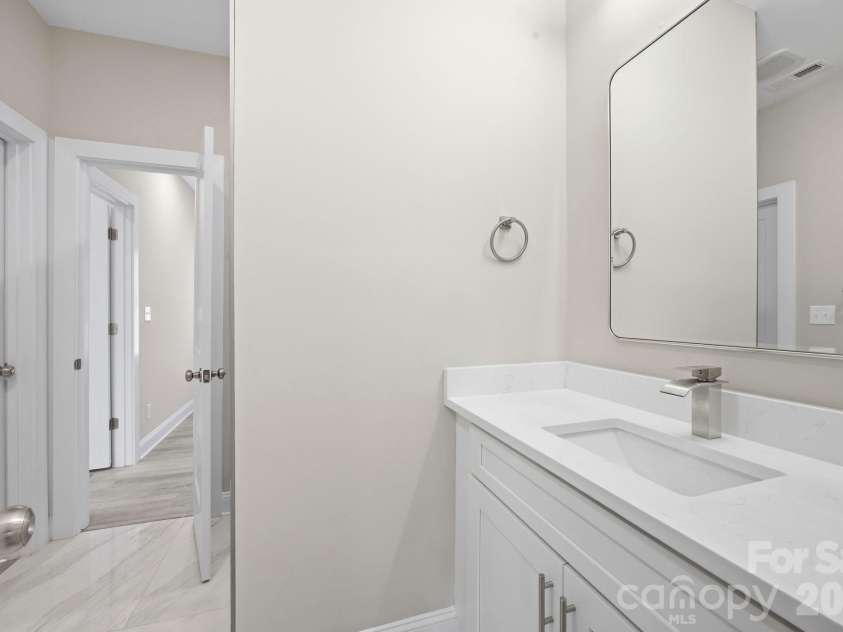 3800 Freedom Drive, Charlotte, NC 28208.  MLS# CAR4370408, YatesRealty ID 26642. 