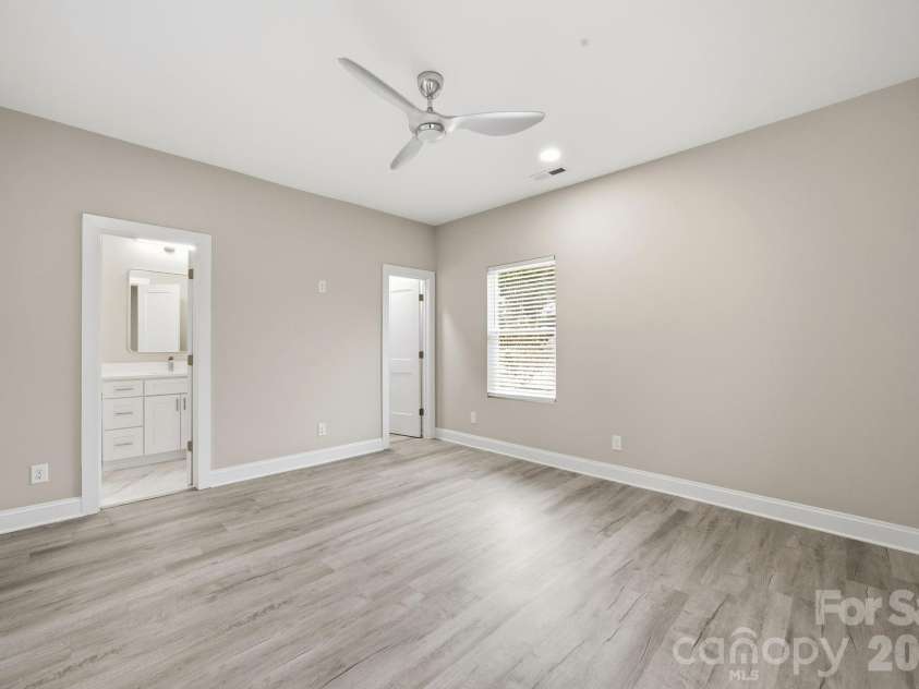 3800 Freedom Drive, Charlotte, NC 28208.  MLS# CAR4370408, YatesRealty ID 26642. 
