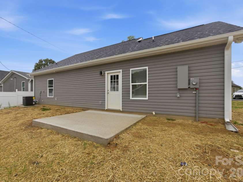 3800 Freedom Drive, Charlotte, NC 28208.  MLS# CAR4370408, YatesRealty ID 26642. 