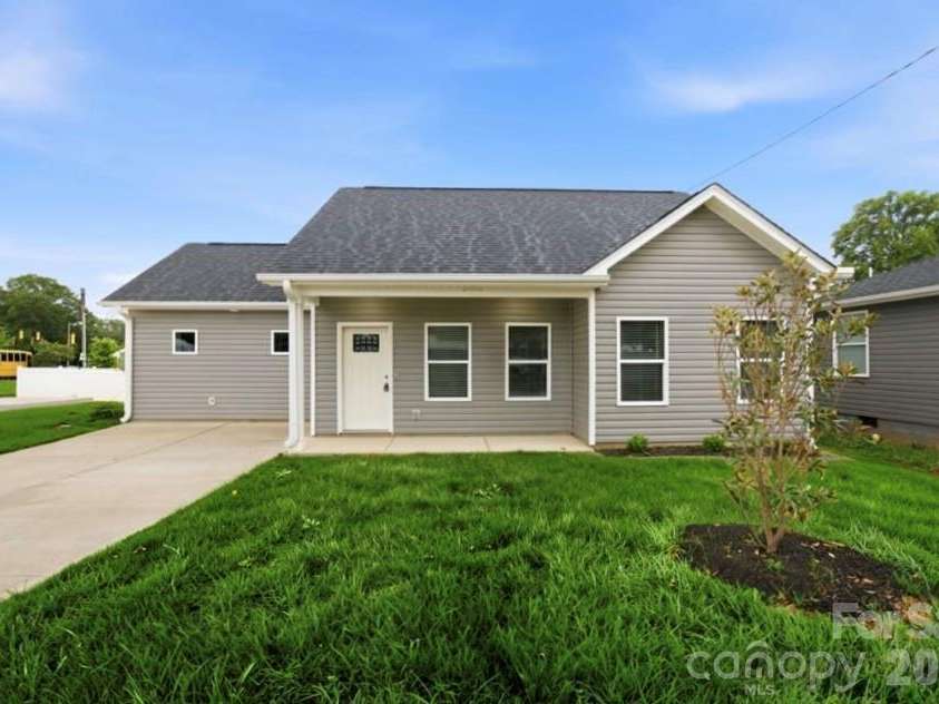 3800 Freedom Drive, Charlotte, NC 28208.  MLS# CAR4370408, YatesRealty ID 26642. 