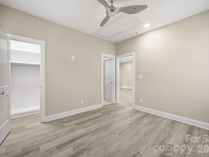 3800 Freedom Drive, Charlotte, NC 28208.  MLS# CAR4370408, YatesRealty ID 26642. Ample Master Suite
