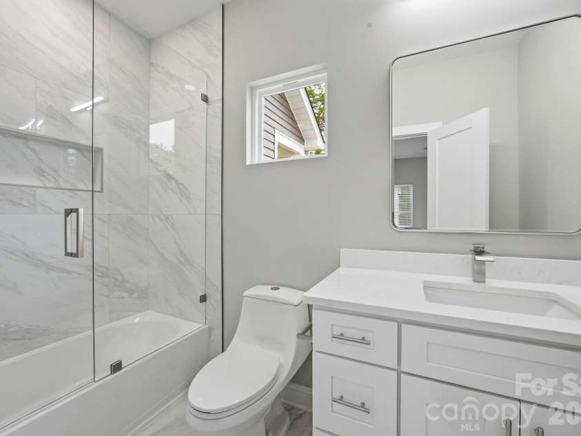 3800 Freedom Drive, Charlotte, NC 28208.  MLS# CAR4370408, YatesRealty ID 26642. Deluxe Baths