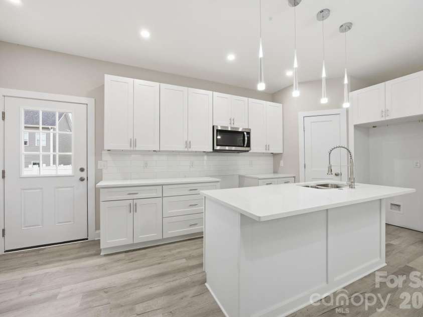 3800 Freedom Drive, Charlotte, NC 28208.  MLS# CAR4370408, YatesRealty ID 26642. Dreamy Kitchen