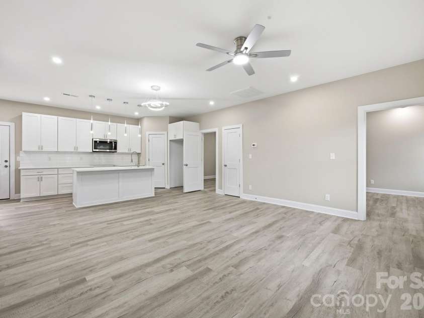 3800 Freedom Drive, Charlotte, NC 28208.  MLS# CAR4370408, YatesRealty ID 26642. Spacious Open Floorplan
