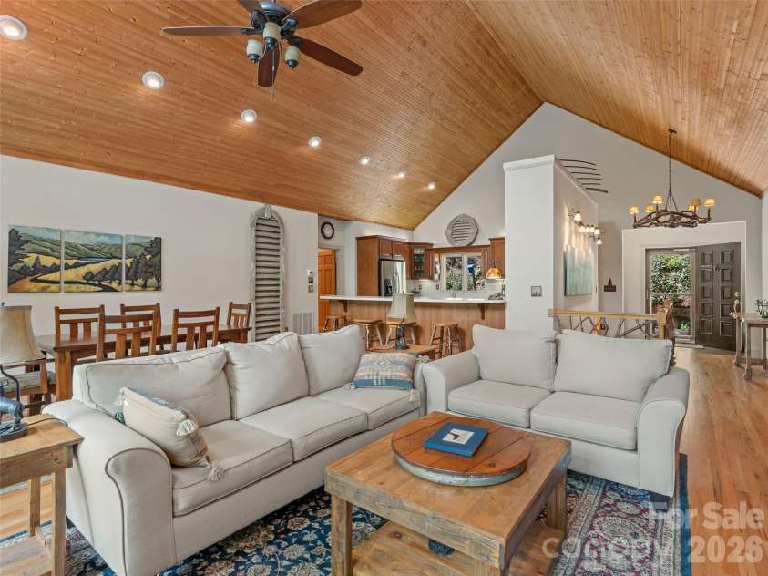 26 Walnut Drive, Mills River, NC 28759.  MLS# CAR4369713, YatesRealty ID 26643. Great Room