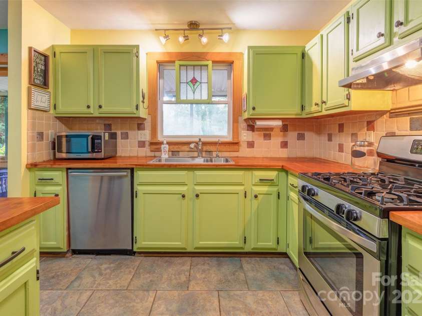 29 Whipporwill Drive, Weaverville, NC 28787.  MLS# CAR4280144, YatesRealty ID 26646. 
