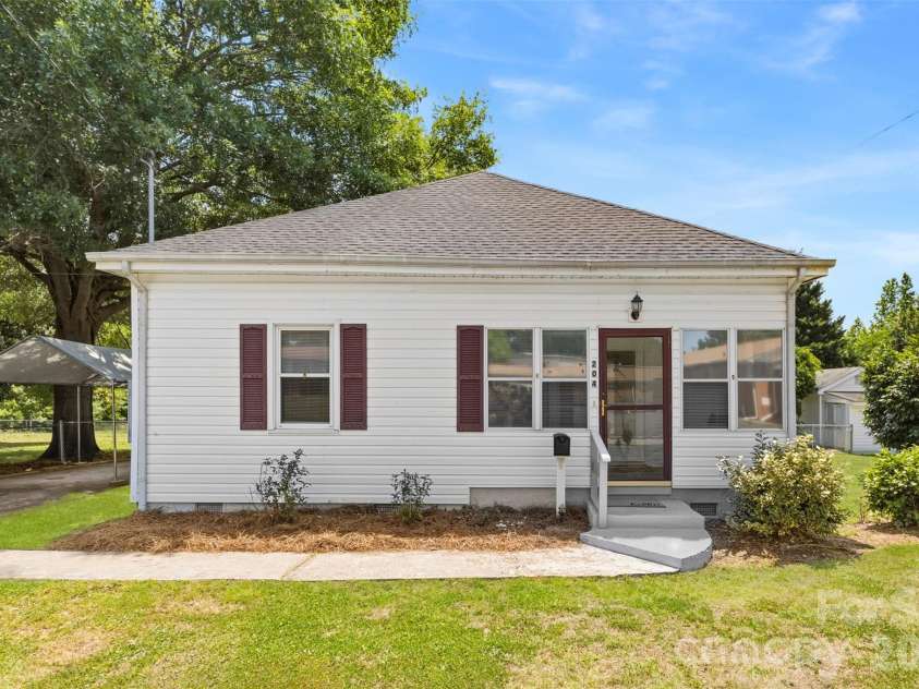 204 Hampshire Lane, Clover, SC 29710.  MLS# CAR4385214, YatesRealty ID 26647. 