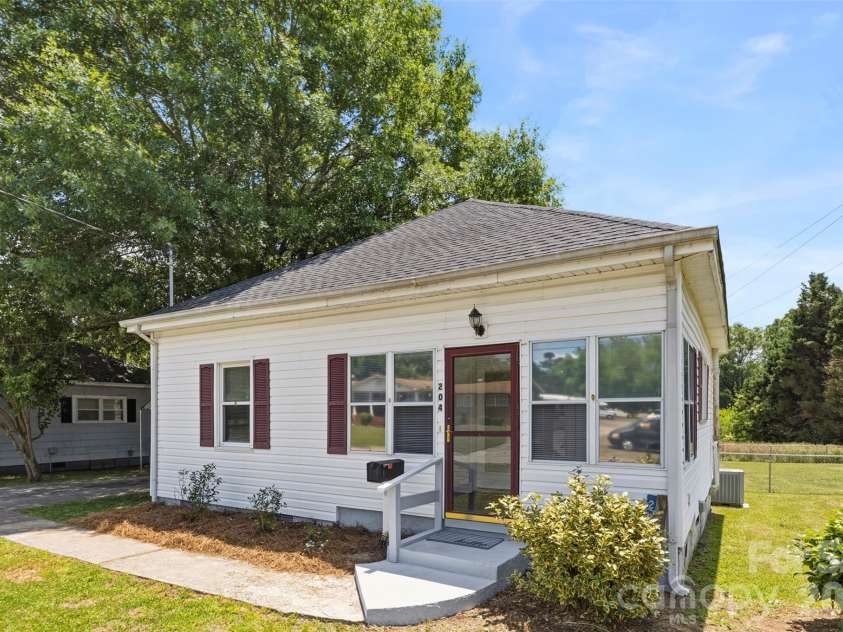 204 Hampshire Lane, Clover, SC 29710.  MLS# CAR4385214, YatesRealty ID 26647. 