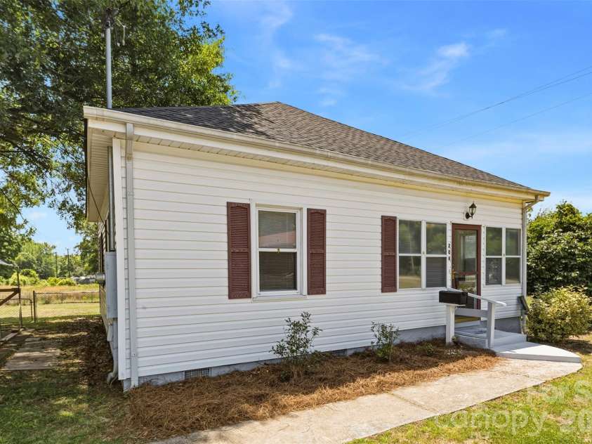 204 Hampshire Lane, Clover, SC 29710.  MLS# CAR4385214, YatesRealty ID 26647. 