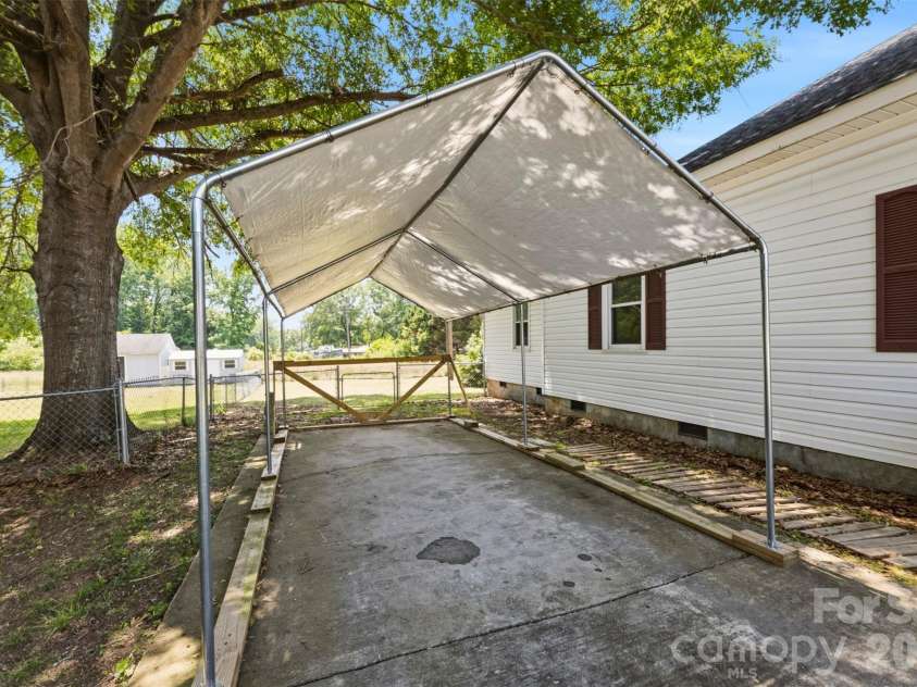 204 Hampshire Lane, Clover, SC 29710.  MLS# CAR4385214, YatesRealty ID 26647. 