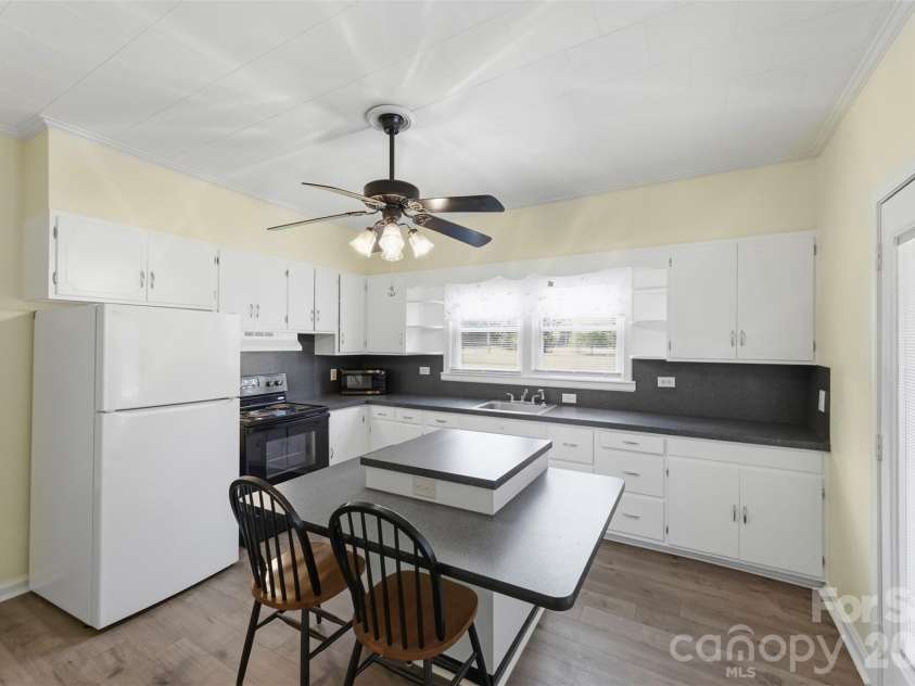 204 Hampshire Lane, Clover, SC 29710.  MLS# CAR4385214, YatesRealty ID 26647. 