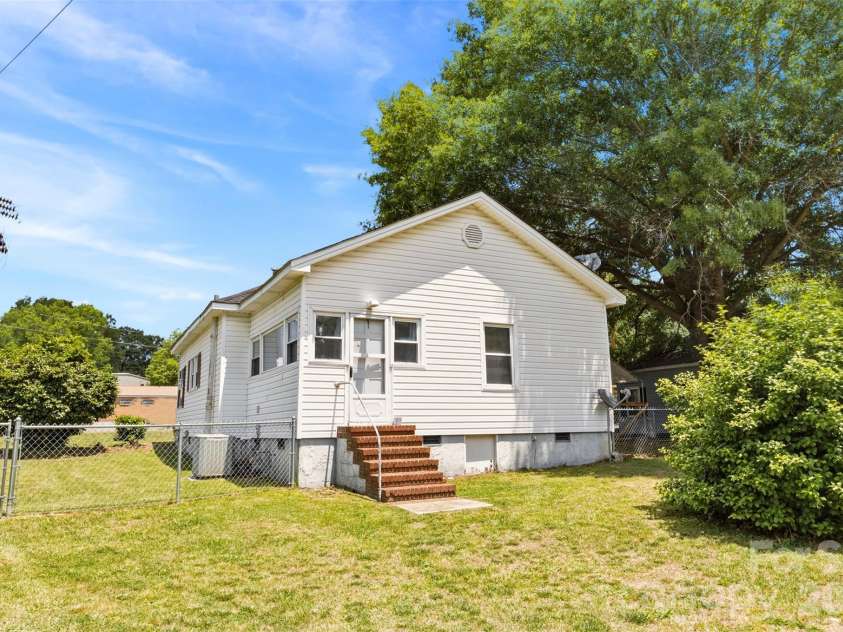 204 Hampshire Lane, Clover, SC 29710.  MLS# CAR4385214, YatesRealty ID 26647. 