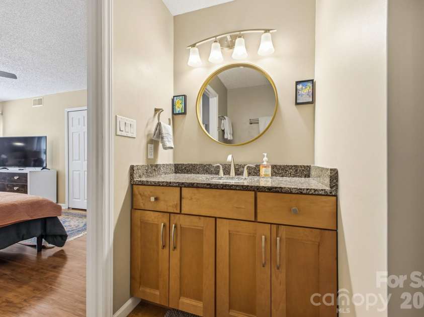 2305 Abbey Circle, Asheville, NC 28805.  MLS# CAR4387643, YatesRealty ID 26649. Secondary bath