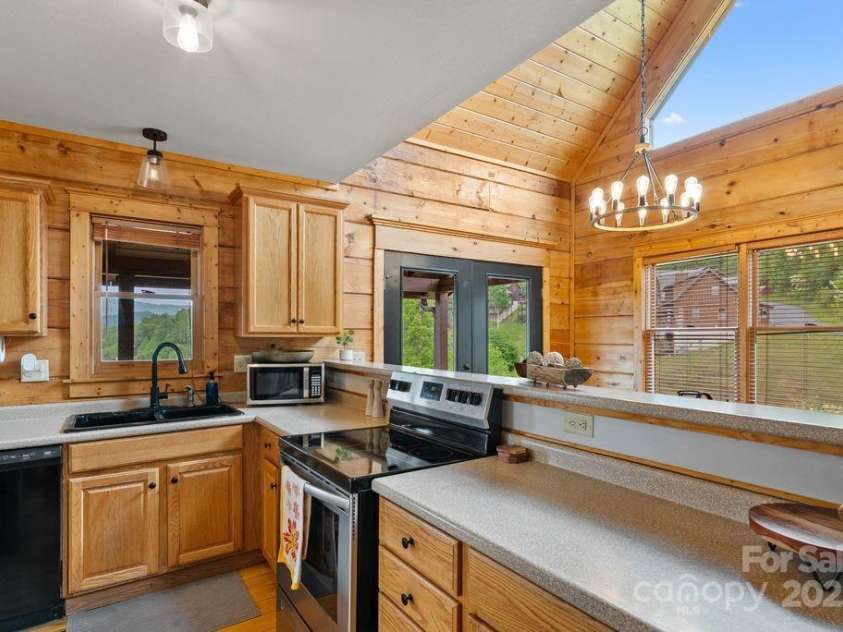 81 Scenic Wolf Drive, Mars Hill, NC 28754.  MLS# CAR4266287, YatesRealty ID 26649. 