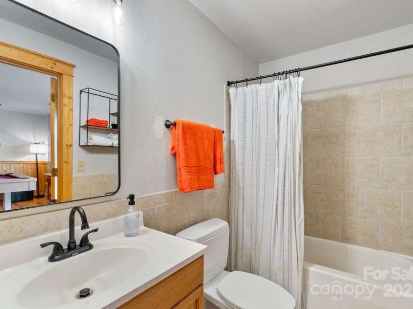 81 Scenic Wolf Drive, Mars Hill, NC 28754.  MLS# CAR4266287, YatesRealty ID 26649. Lower Level Bath