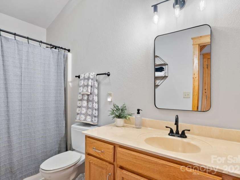 81 Scenic Wolf Drive, Mars Hill, NC 28754.  MLS# CAR4266287, YatesRealty ID 26649. Upper Level Bath