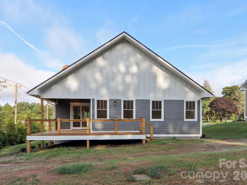 20 Maple Knoll Drive, Hendersonville, NC 28792.  MLS# CAR4120243, YatesRealty ID 2665. 