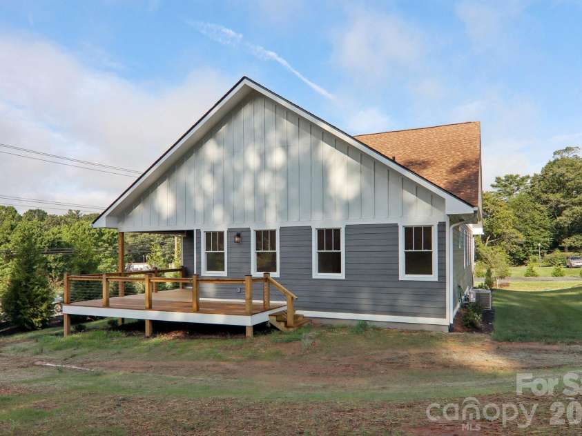 20 Maple Knoll Drive, Hendersonville, NC 28792.  MLS# CAR4120243, YatesRealty ID 2665. 