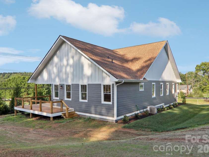 20 Maple Knoll Drive, Hendersonville, NC 28792.  MLS# CAR4120243, YatesRealty ID 2665. 