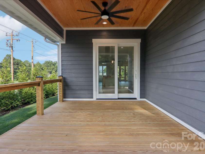 20 Maple Knoll Drive, Hendersonville, NC 28792.  MLS# CAR4120243, YatesRealty ID 2665. 