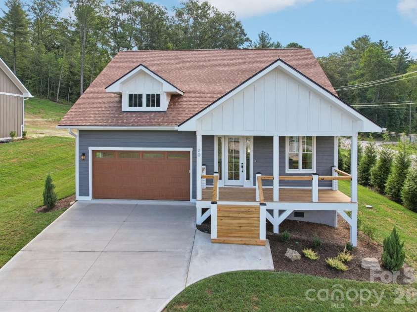 20 Maple Knoll Drive, Hendersonville, NC 28792.  MLS# CAR4120243, YatesRealty ID 2665. 