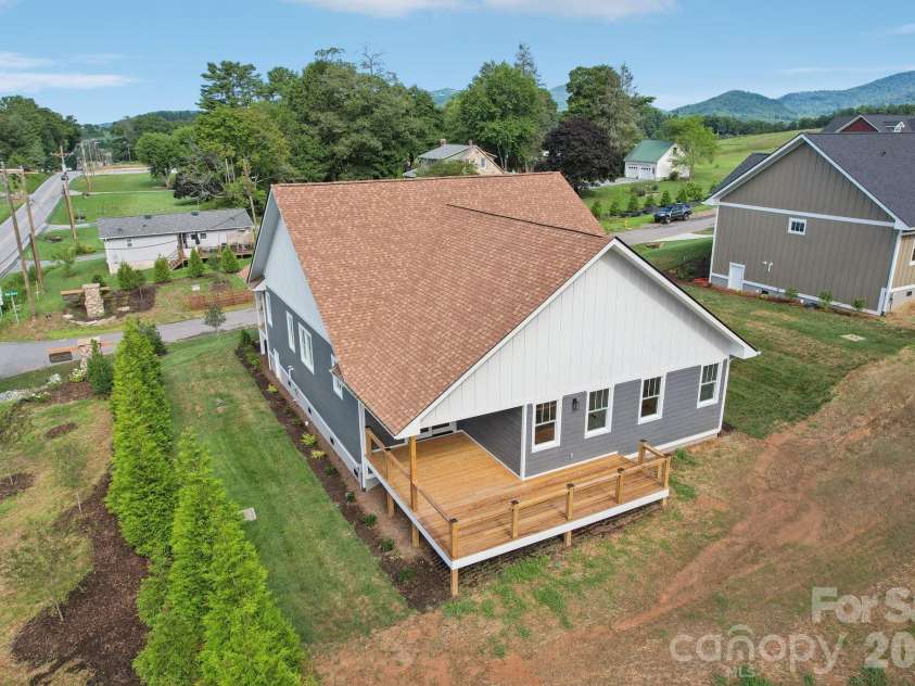 20 Maple Knoll Drive, Hendersonville, NC 28792.  MLS# CAR4120243, YatesRealty ID 2665. 