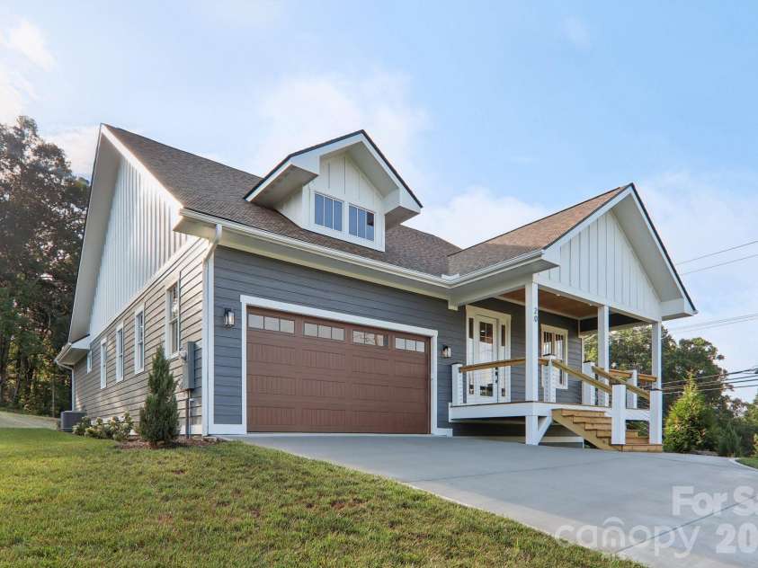20 Maple Knoll Drive, Hendersonville, NC 28792.  MLS# CAR4120243, YatesRealty ID 2665. 