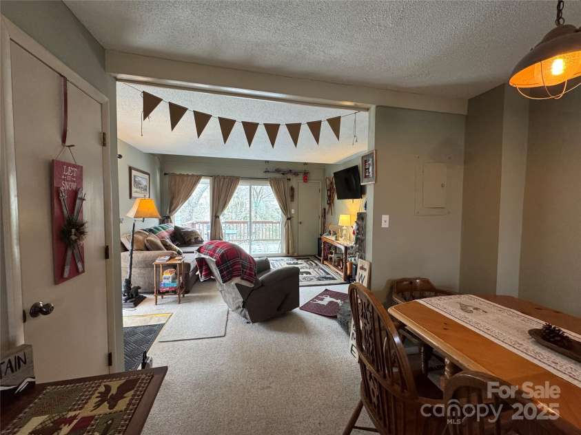 229 Birchwood Lane, Beech Mountain, NC 28604.  MLS# CAR4234563, YatesRealty ID 2665. Cozy family room with open floor plan