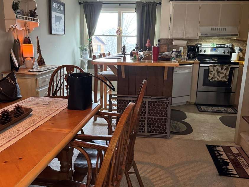 229 Birchwood Lane, Beech Mountain, NC 28604.  MLS# CAR4234563, YatesRealty ID 2665. Open dining area and kitchen