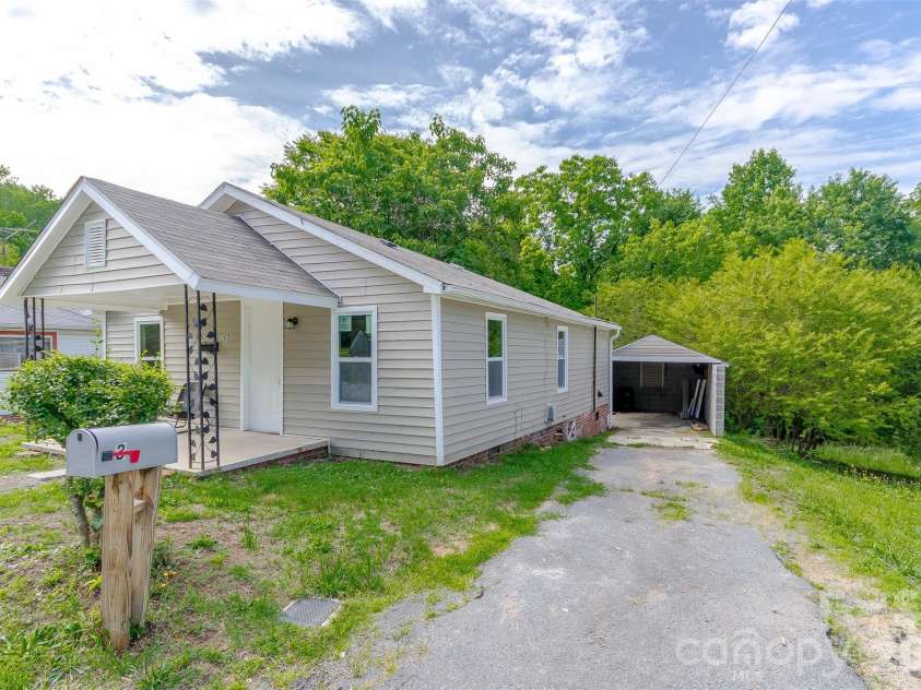 303 Rice Street, Kannapolis, NC 28081.  MLS# CAR4387455, YatesRealty ID 26654. 