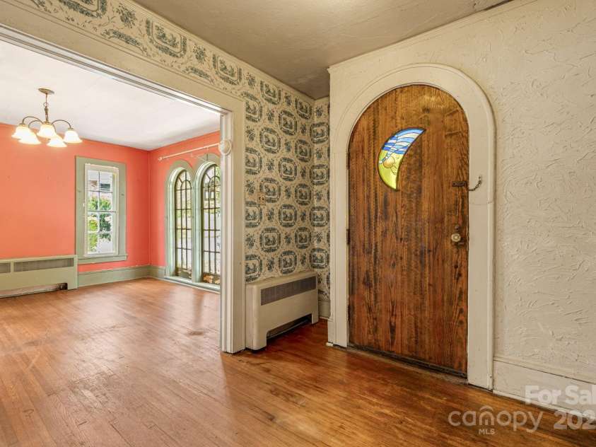 520 Valley Street, Hendersonville, NC 28739.  MLS# CAR4274257, YatesRealty ID 26659. 