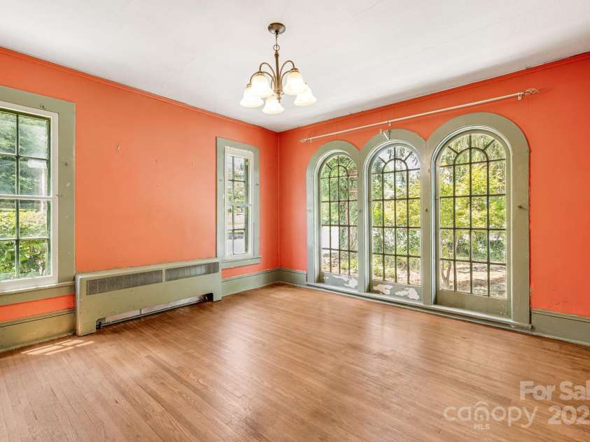 520 Valley Street, Hendersonville, NC 28739.  MLS# CAR4274257, YatesRealty ID 26659. 