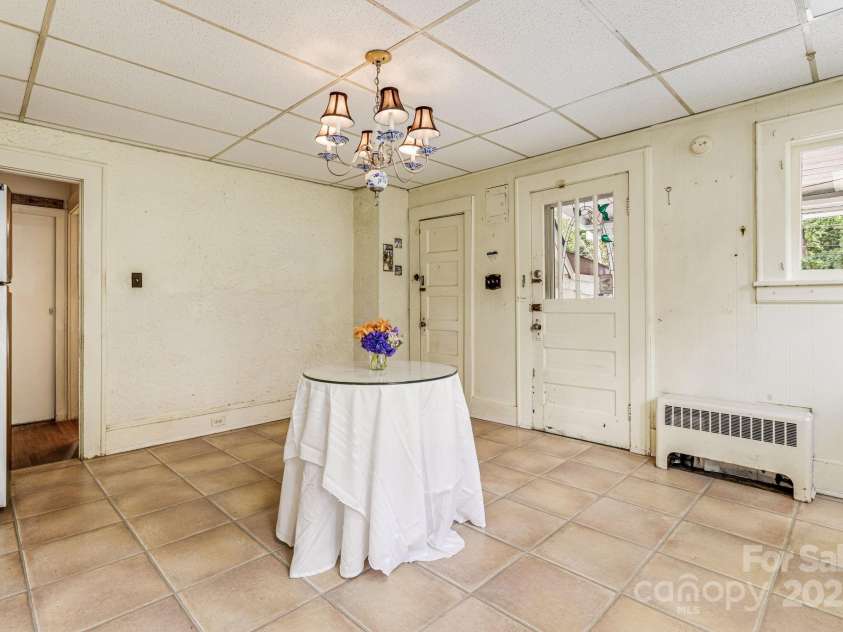 520 Valley Street, Hendersonville, NC 28739.  MLS# CAR4274257, YatesRealty ID 26659. 