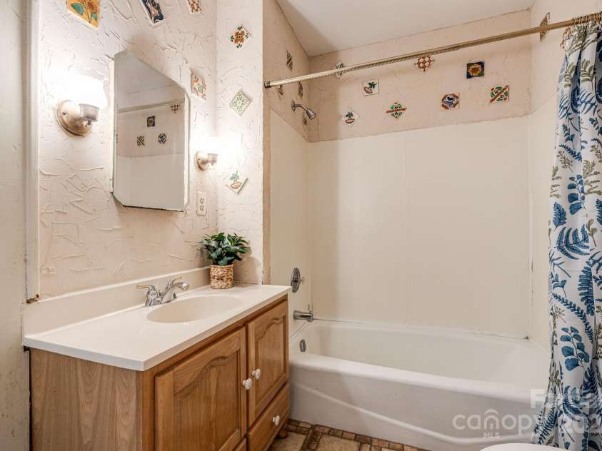 520 Valley Street, Hendersonville, NC 28739.  MLS# CAR4274257, YatesRealty ID 26659. 
