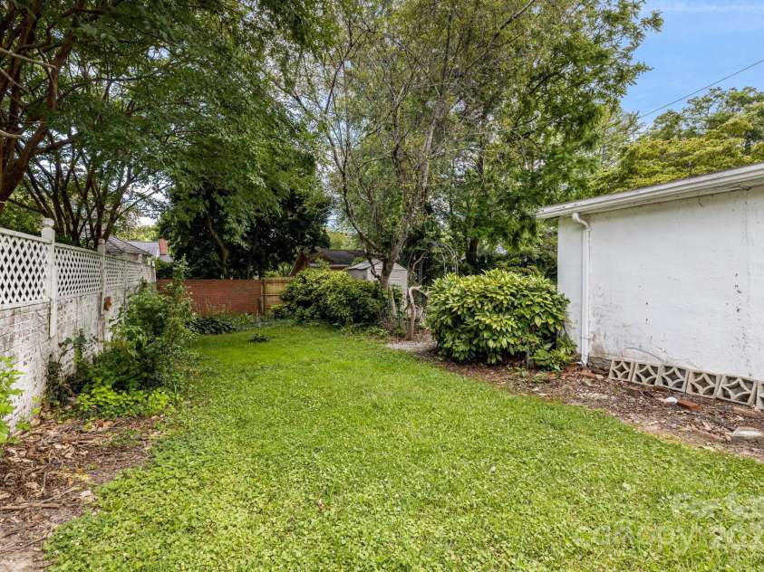 520 Valley Street, Hendersonville, NC 28739.  MLS# CAR4274257, YatesRealty ID 26659. 