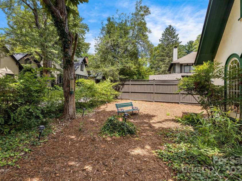 520 Valley Street, Hendersonville, NC 28739.  MLS# CAR4274257, YatesRealty ID 26659. 