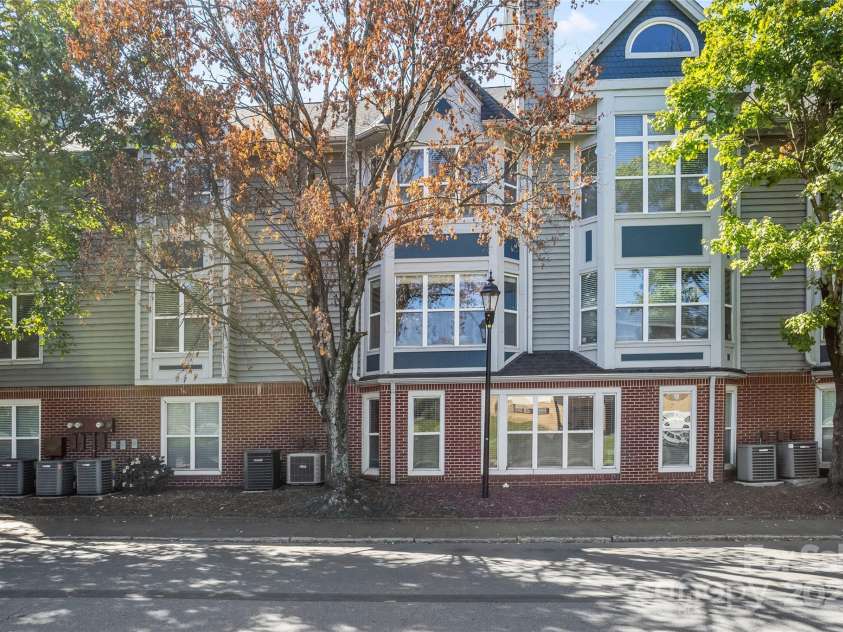 529 Graham Street, Charlotte, NC 28202.  MLS# CAR4313803, YatesRealty ID 2666. 