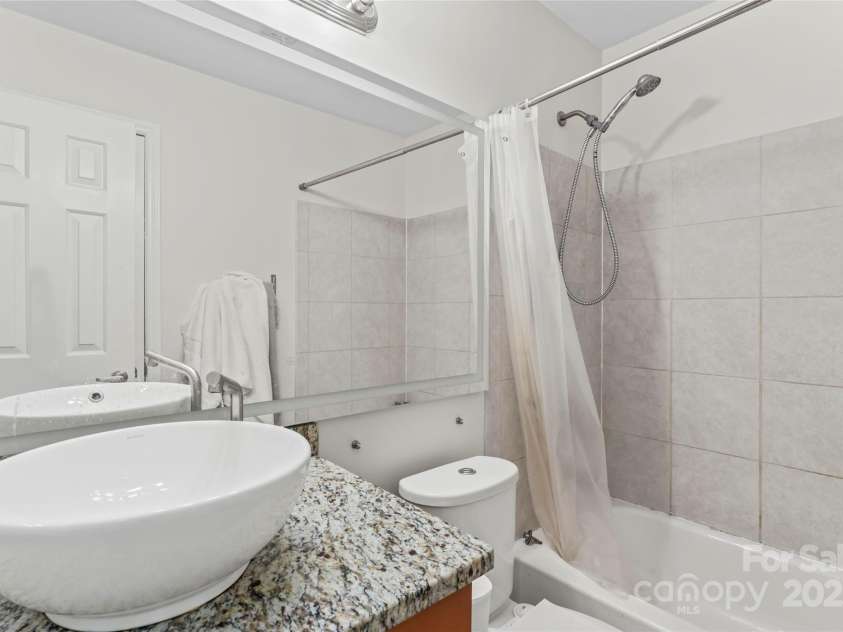 529 Graham Street, Charlotte, NC 28202.  MLS# CAR4313803, YatesRealty ID 2666. 