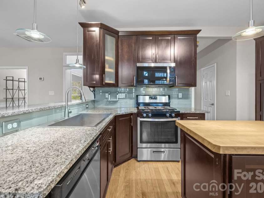 5536 Tullamore Lane, Charlotte, NC 28269.  MLS# CAR4349719, YatesRealty ID 2666. 
