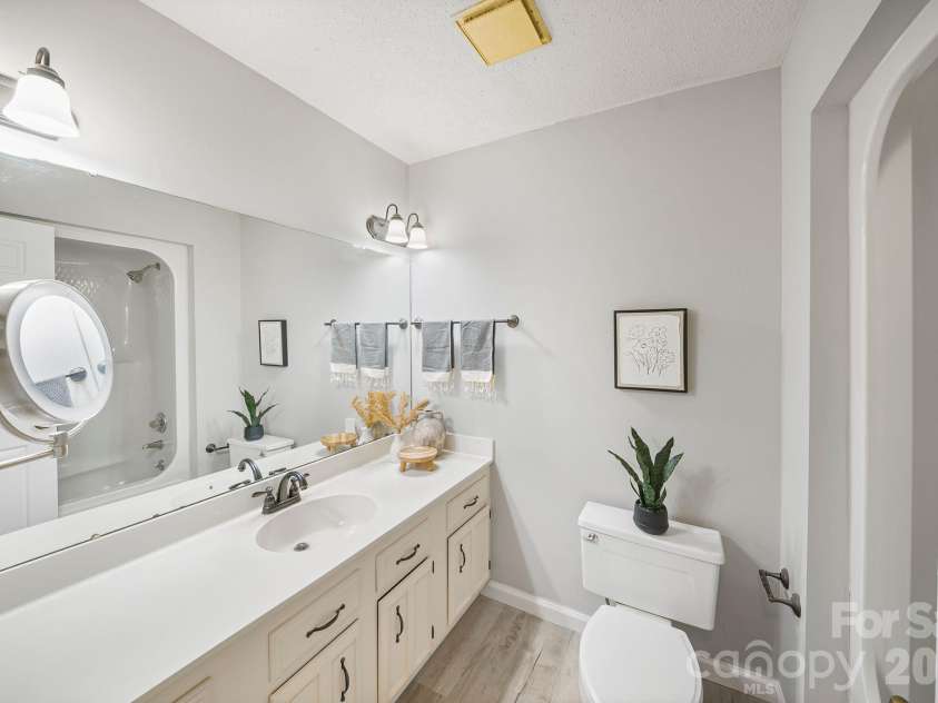 16 Sun Valley Court, Alexander, NC 28701.  MLS# CAR4263633, YatesRealty ID 26660. Full hallway bath
