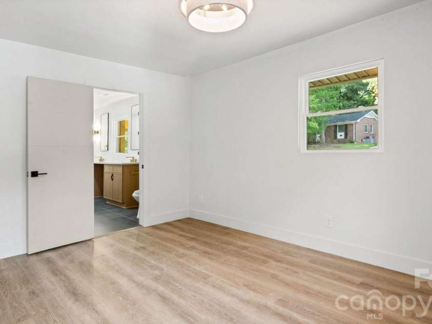 3320 Winterfield Place, Charlotte, NC 28205.  MLS# CAR4398719, YatesRealty ID 26663. 