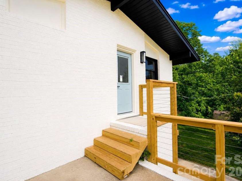 3320 Winterfield Place, Charlotte, NC 28205.  MLS# CAR4398719, YatesRealty ID 26663. 
