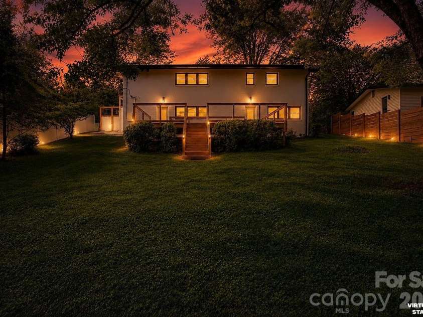 3320 Winterfield Place, Charlotte, NC 28205.  MLS# CAR4398719, YatesRealty ID 26663. 