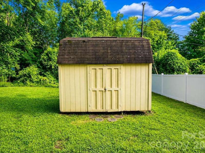 3320 Winterfield Place, Charlotte, NC 28205.  MLS# CAR4398719, YatesRealty ID 26663. 