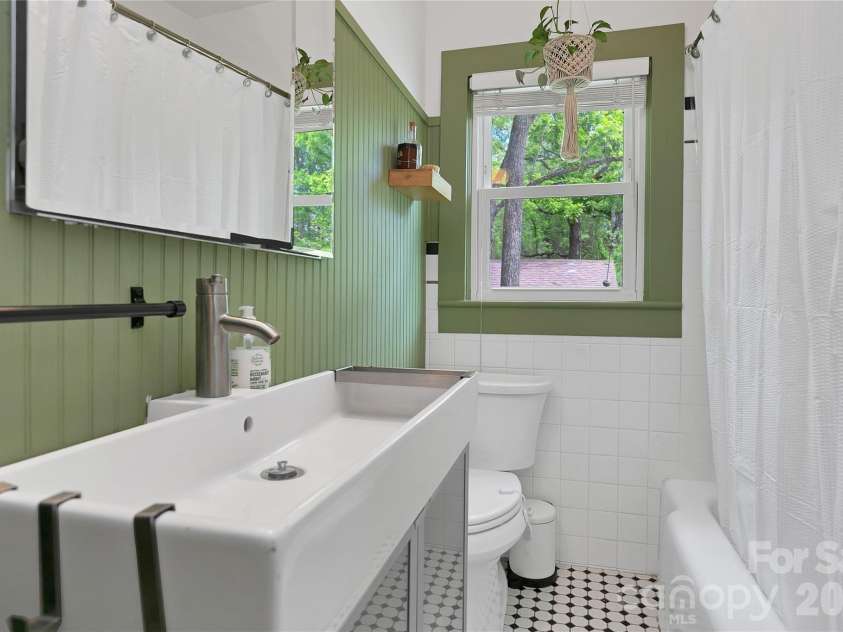 470 Cherryfield Loop, Brevard, NC 28712.  MLS# CAR4380188, YatesRealty ID 26664. 