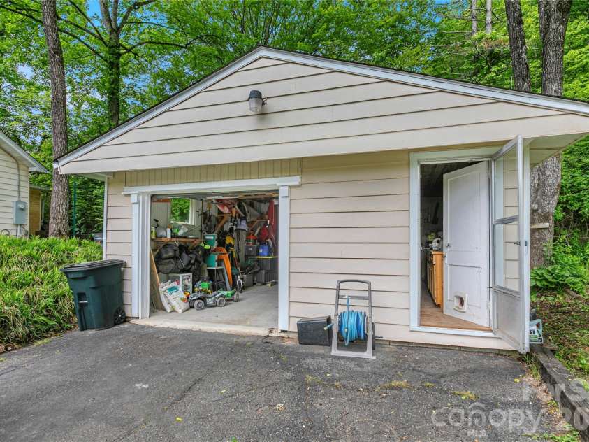 470 Cherryfield Loop, Brevard, NC 28712.  MLS# CAR4380188, YatesRealty ID 26664. 
