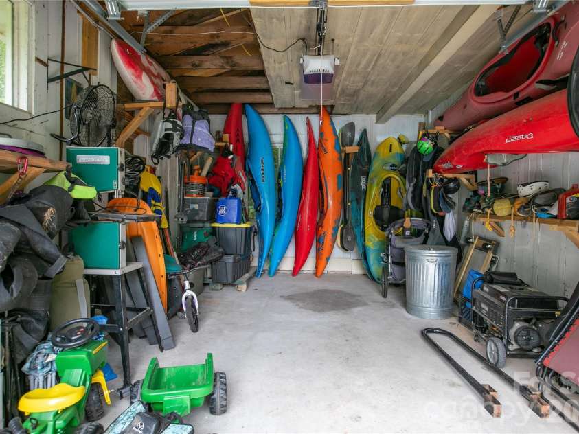 470 Cherryfield Loop, Brevard, NC 28712.  MLS# CAR4380188, YatesRealty ID 26664. 
