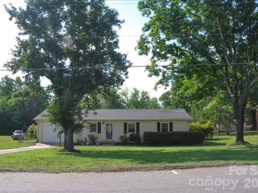 109 Oxford Street, Shelby, NC 28152.  MLS# CAR4386415, YatesRealty ID 26665. 