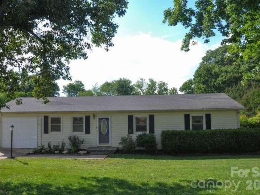 109 Oxford Street, Shelby, NC 28152.  MLS# CAR4386415, YatesRealty ID 26665. 