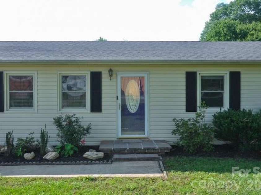 109 Oxford Street, Shelby, NC 28152.  MLS# CAR4386415, YatesRealty ID 26665. 